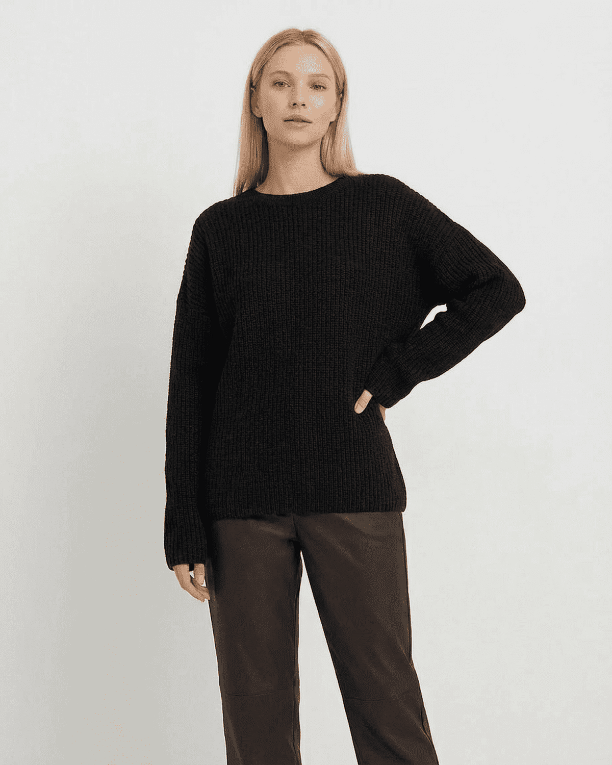 Arden Sweater by SLIMONA - Loose fit ribbed knitwear in black with round neck and long sleeves.