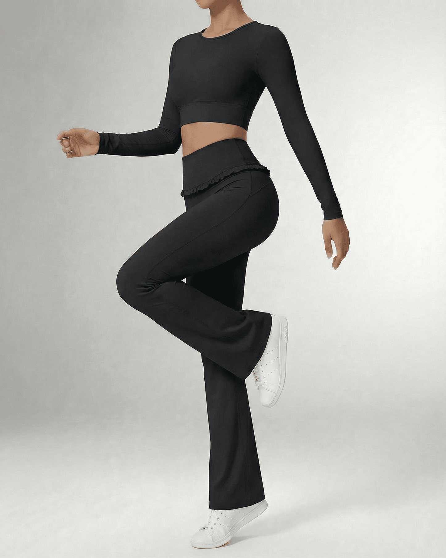 Luna Leggings by SLIMONA, sleek black flare pants with pockets, showcased in a stylish outfit.