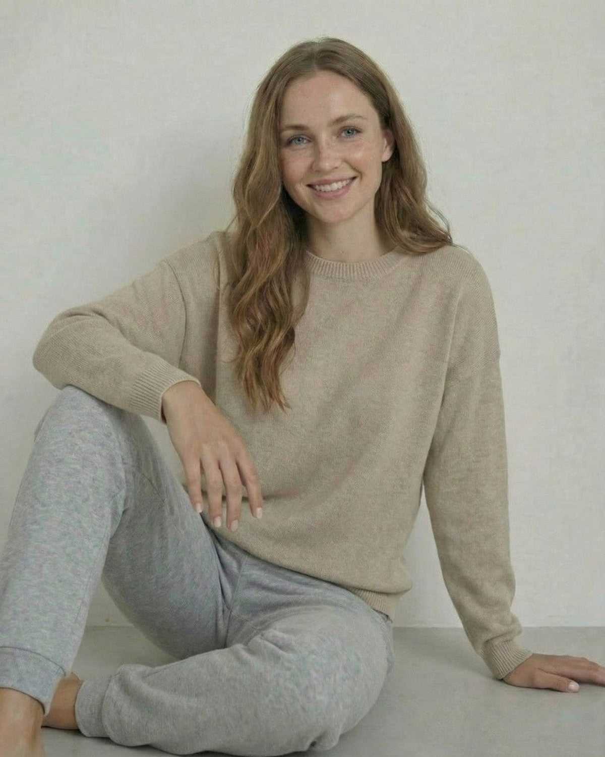 Siena Pullover by SLIMONA, featuring a soft wool knit and relaxed fit, ideal for comfort and style.