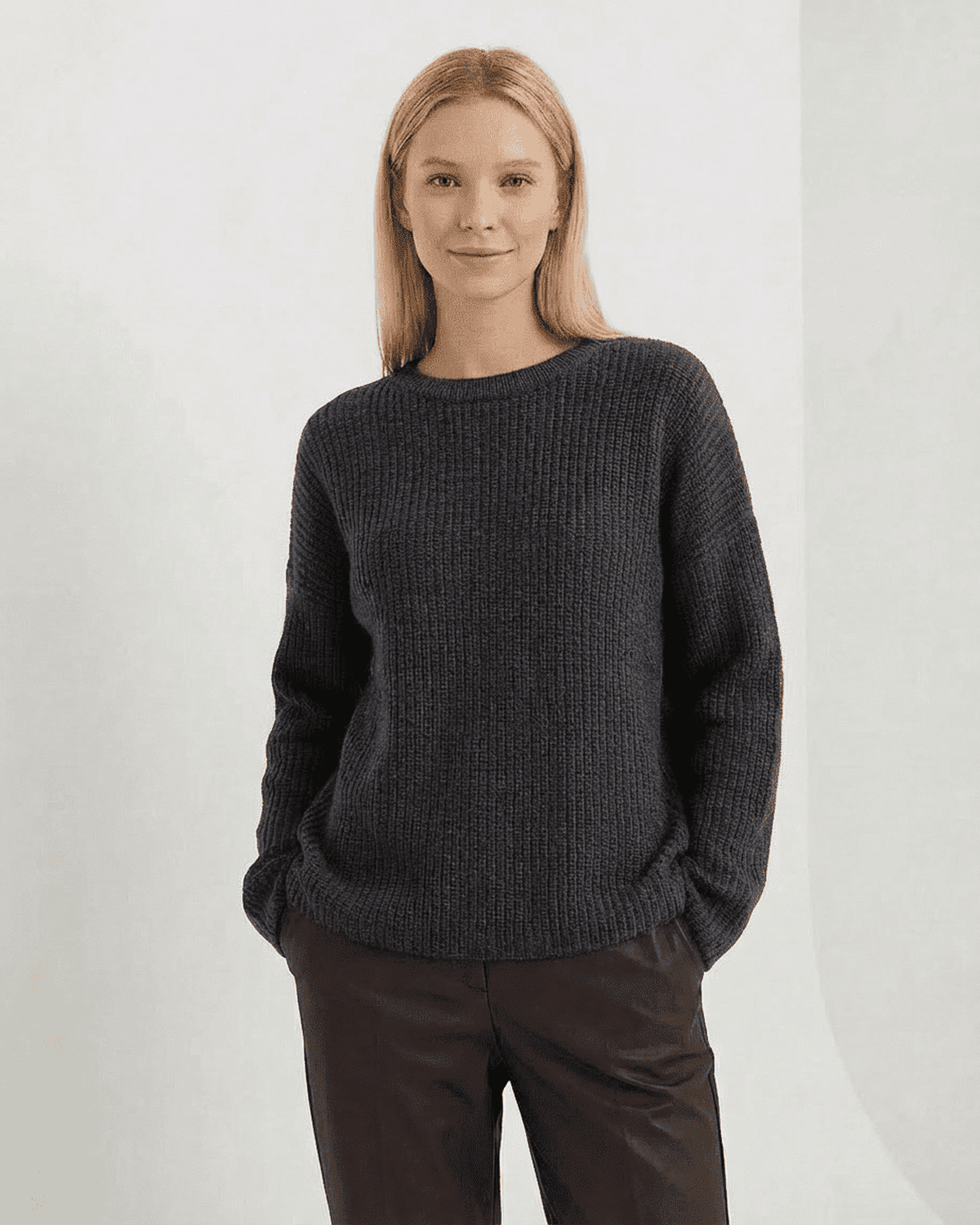 Vega Sweater by SLIMONA - Luxurious thick knit sweater for casual, cozy wear, perfect for modern relaxed style.