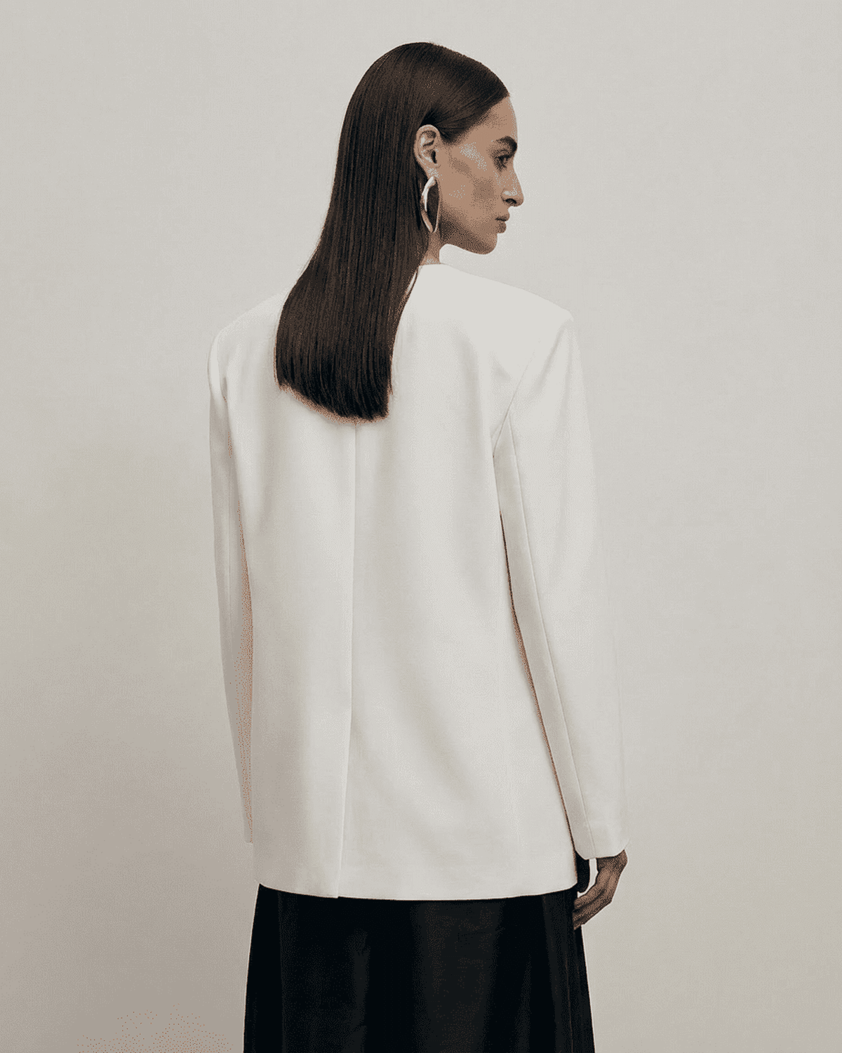Alba Blazer by SLIMONA, fitted white blazer with tailored silhouette and structured shoulders, elegant women's fashion.