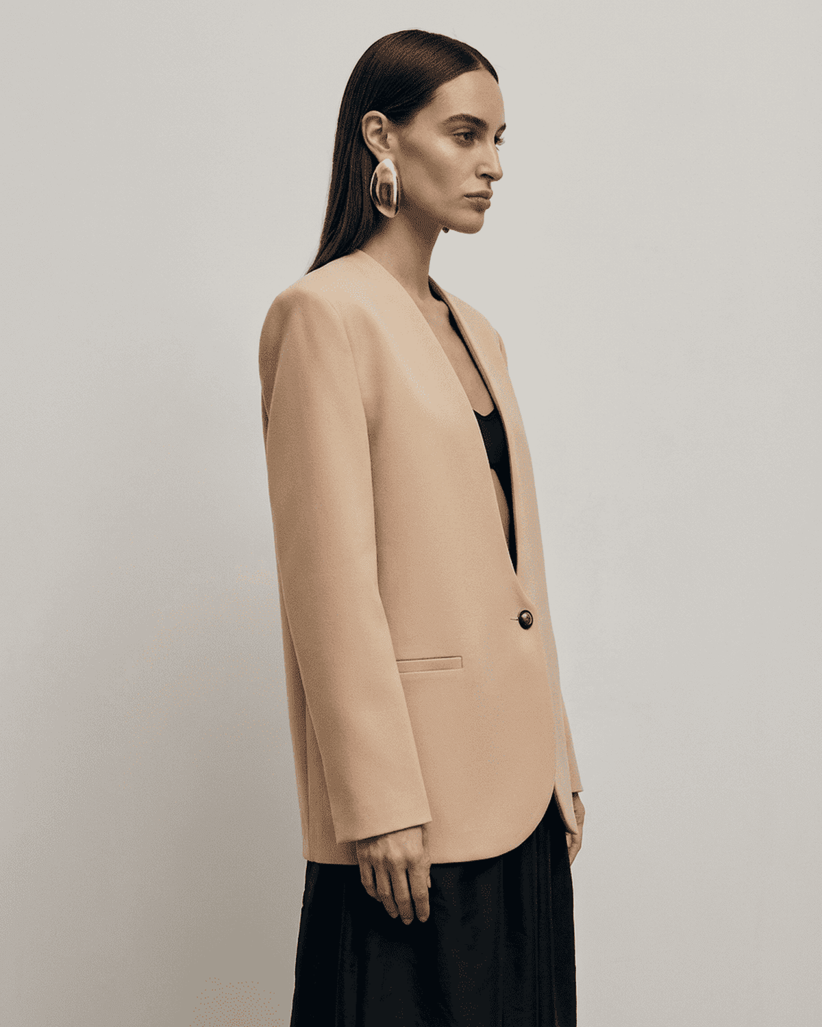 Savona Blazer by SLIMONA, a women’s beige tailored blazer with a fitted single-breasted design and deep V-neckline.